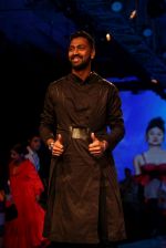 Krunal Pandya at Lakme Fashion Week 2019 on 21st Aug 2019 (13)_5d5e45a0105fc.JPG