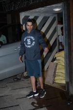 Varun Dhawan spotted at gym in juhu on 21st Aug 2019 (10)_5d5e47770f1f6.JPG