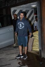 Varun Dhawan spotted at gym in juhu on 21st Aug 2019 (8)_5d5e477203a01.JPG