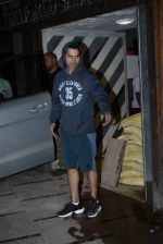 Varun Dhawan spotted at gym in juhu on 21st Aug 2019 (9)_5d5e4774692bb.JPG