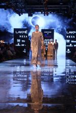 Model walk the ramp at Lakme Fashion Week 2019 Day 2 on 22nd Aug 2019 (40)_5d5f987337097.JPG