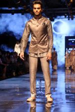 Model walk the ramp at Lakme Fashion Week 2019 Day 2 on 22nd Aug 2019 (48)_5d5f988e8a5d6.JPG