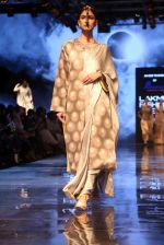Model walk the ramp at Lakme Fashion Week 2019 Day 2 on 22nd Aug 2019 (50)_5d5f98934f716.JPG
