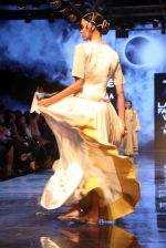 Model walk the ramp at Lakme Fashion Week 2019 Day 2 on 22nd Aug 2019 (80)_5d5f98ee56d16.JPG