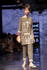 Model walk the ramp at Lakme Fashion Week 2019 Day 2 on 22nd Aug 2019 (81)_5d5f99103d23d.JPG