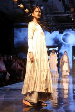 Model walk the ramp at Lakme Fashion Week 2019 Day 2 on 22nd Aug 2019 (90)_5d5f990997a9e.JPG