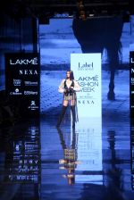 Tara sutaria walk the ramp for Ritu Kumar at Lakme Fashion Week Day 3 on 23rd Aug 2019 (60)_5d60f8a17dc24.JPG