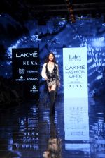 Tara sutaria walk the ramp for Ritu Kumar at Lakme Fashion Week Day 3 on 23rd Aug 2019 (62)_5d60f8a4de439.JPG