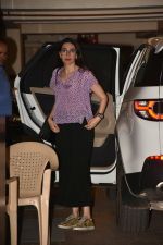 Karishma Kapoor spotted at Kareena Kapoor_s house in bandra on 23rd Aug 2019 (19)_5d624a5c560b9.jpg