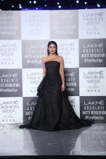 Kareena Kapoor Khan walks for Gauri & Nainika At Lakme Fashion Week 2019 on 25th Aug 2019 (12)_5d6392fb0f40b.jpg