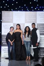 Kareena Kapoor Khan walks for Gauri & Nainika At Lakme Fashion Week 2019 on 25th Aug 2019 (14)_5d6392ff89aa1.jpg
