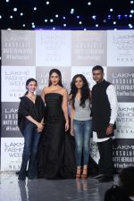 Kareena Kapoor Khan walks for Gauri & Nainika At Lakme Fashion Week 2019 on 25th Aug 2019 (15)_5d639301f0338.jpg