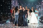 Kareena Kapoor Khan walks for Gauri & Nainika At Lakme Fashion Week 2019 on 25th Aug 2019 (44)_5d63933e1c104.jpg