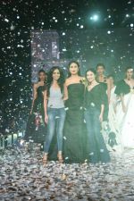 Kareena Kapoor Khan walks for Gauri & Nainika At Lakme Fashion Week 2019 on 25th Aug 2019 (46)_5d639341cbe22.jpg