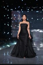 Kareena Kapoor Khan walks for Gauri & Nainika At Lakme Fashion Week 2019 on 25th Aug 2019 (98)_5d6393a941de3.jpg