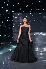 Kareena Kapoor Khan walks for Gauri & Nainika At Lakme Fashion Week 2019 on 25th Aug 2019 (99)_5d6393abc935d.jpg