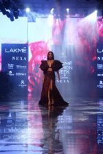 Malaika Arora walk the ramp at lakme fashion week 2019 on 25th Aug 2019 (6)_5d6391aa36b52.JPG