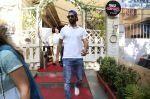 Vicky Kaushal spotted at smoke house in bandra on 28th Aug 2019 (4)_5d6772badf766.jpg
