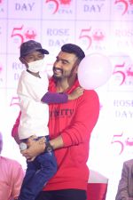 Arjun Kapoor celebrates rose day with cancer patients at Taj Lands End bandra on 24th Sept 2019 (25)_5d8b1767e68ec.JPG