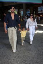 Addite Malik, Mohit Malik along with their child at the aiport on 20th May 2023 (29)_646dac7d5b378.jpg