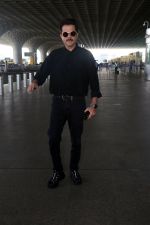Anil Kapoor dressed in black with shades at the airport on 19th May 2023 (10)_646da95ce240b.jpg