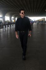 Anil Kapoor dressed in black with shades at the airport on 19th May 2023 (12)_646da9726086a.jpg