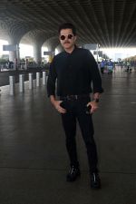 Anil Kapoor dressed in black with shades at the airport on 19th May 2023 (21)_646da9b46d2b7.jpg