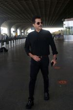 Anil Kapoor dressed in black with shades at the airport on 19th May 2023 (6)_646da93c56f38.jpg