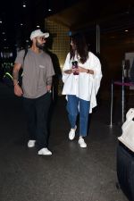 Anushka Sharma and Virat Kohli at Airport on 22nd May 2023 (10)_646dea1a4d98e.jpg