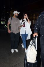 Anushka Sharma and Virat Kohli at Airport on 22nd May 2023 (12)_646dea309e3ec.jpg