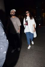 Anushka Sharma and Virat Kohli at Airport on 22nd May 2023 (15)_646dea4dc7199.jpg