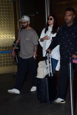 Anushka Sharma and Virat Kohli at Airport on 22nd May 2023 (21)_646dea79cf1c4.jpg