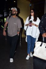 Anushka Sharma and Virat Kohli at Airport on 22nd May 2023 (7)_646deaa72af8a.jpg