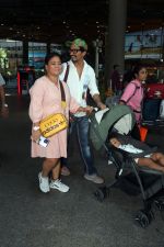 Bharti Singh and Haarsh Limbachiyaa at Airport on 22nd May 2023 (4)_646de9143e5ed.jpg