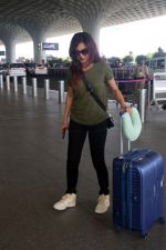 Divya Agarwal in Shades wearing Olive T-Shirt Black Pant Shouldering Straw Bag on 24 May 2023 (11)_646e4763d098f.jpg