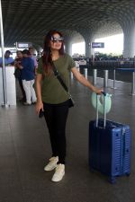 Divya Agarwal in Shades wearing Olive T-Shirt Black Pant Shouldering Straw Bag on 24 May 2023 (12)_646e476747777.jpg