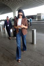 Jacqueline Fernandez at the airport on 20th May 2023 (14)_646dd9526d4bb.jpg