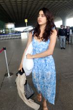 Janhvi Kapoor at Airport on 22nd May 2023 (3)_646de546da4c1.jpg