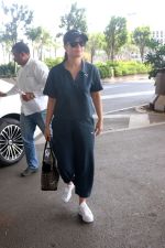 Kareena Kapoor Khan at Airport on 22nd May 2023 (12)_646de6fe1e86b.jpg