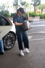 Kareena Kapoor Khan at Airport on 22nd May 2023 (2)_646de667e2dfd.jpg