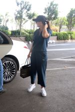 Kareena Kapoor Khan at Airport on 22nd May 2023 (6)_646de6a96e858.jpg