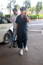 Kareena Kapoor Khan at Airport on 22nd May 2023 (7)_646de6b6c78ba.jpg