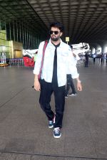 Manish Paul at the airport on 19th May 2023 (2)_646da5299917c.jpg