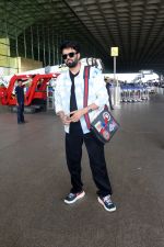 Manish Paul at the airport on 19th May 2023 (9)_646da5ce9d3e0.jpg