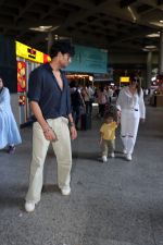 Mohit Malik, Addite Malik along with their child at the aiport on 20th May 2023 (1)_646dab3d9f87f.jpg