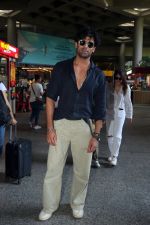 Mohit Malik, Addite Malik along with their child at the aiport on 20th May 2023 (4)_646dab5a4f4b3.jpg