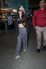 Rhea Chakraborty at Airport on 23rd May 2023 (14)_646dec131db8d.jpg