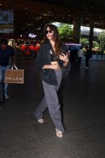 Rhea Chakraborty at Airport on 23rd May 2023 (2)_646deb9b59d9a.jpg