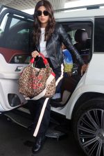 Shilpa Shetty Kundra holding Atelier Bag Valentino Garavani on 24 May 2023 (3)_646e454cd8481.jpg