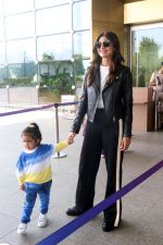 Shilpa Shetty Kundra with daughter Samisha on 24 May 2023 (20)_646e458fd03c7.jpg